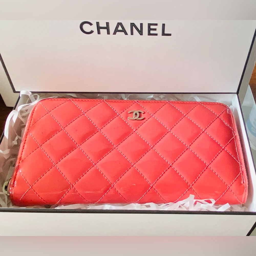 CHANEL
Interlocking CC Logo Wallet